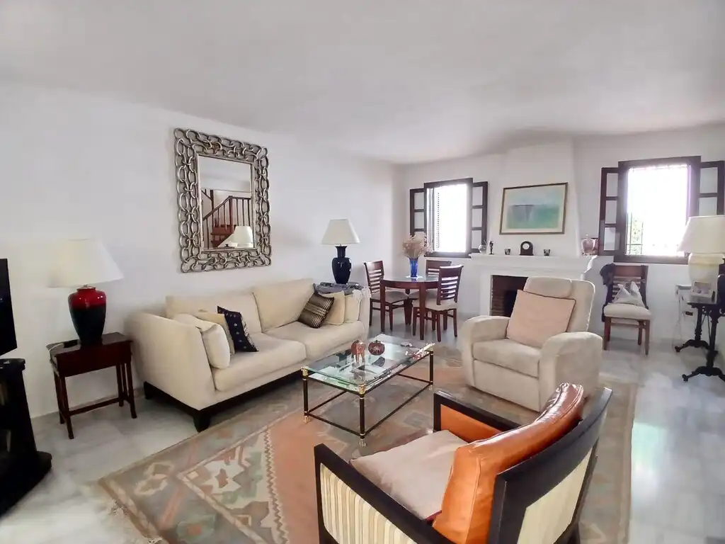 Wohnzimmer von Einfamilien-Reihenhaus zum Verkauf in Fuengirola mit Klimaanlage, Terrasse und Möbliert