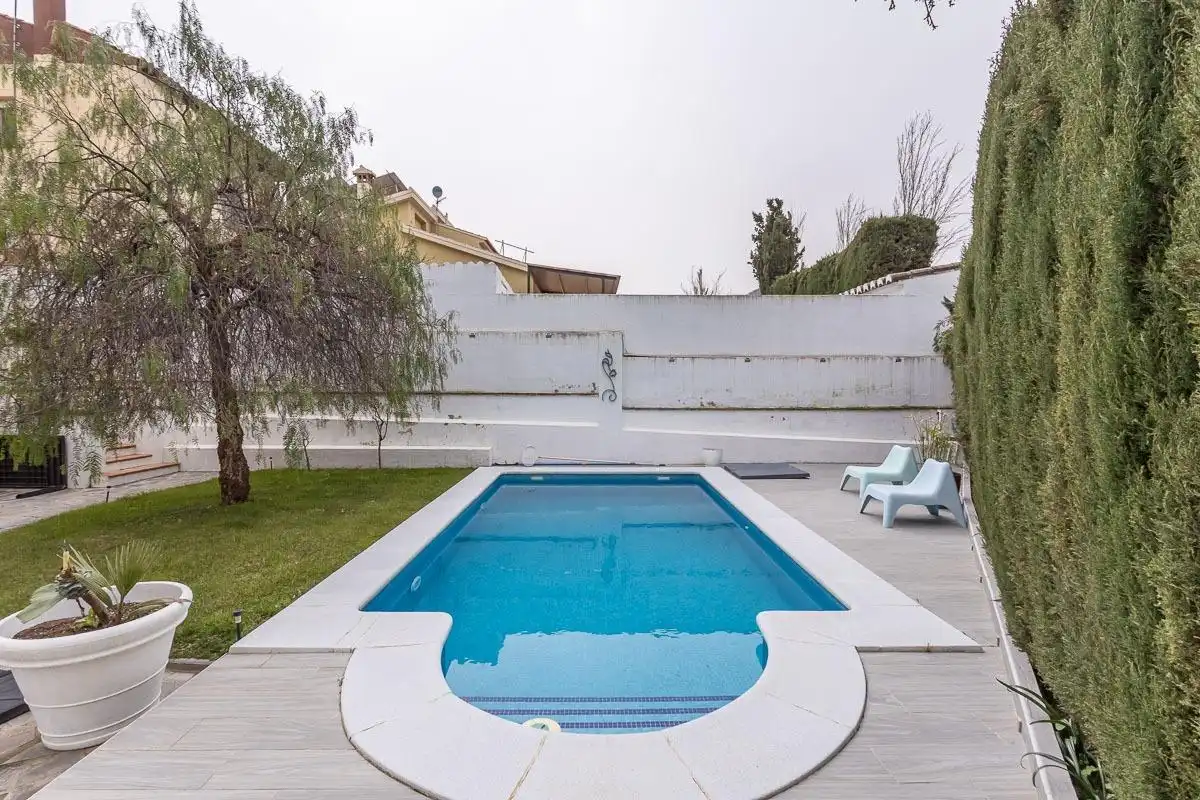 Piscina de Casa adosada en venda en Alhendín amb Piscina comunitària