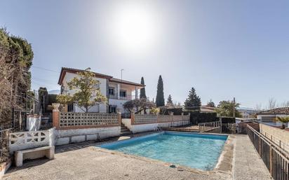 Schwimmbecken von Haus oder Chalet zum verkauf in Monachil mit Privatgarten, Terrasse und Abstellraum