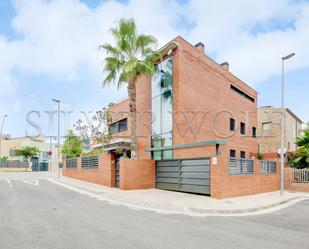 Vista exterior de Casa o xalet en venda en Viladecans amb Aire condicionat, Calefacció i Jardí privat