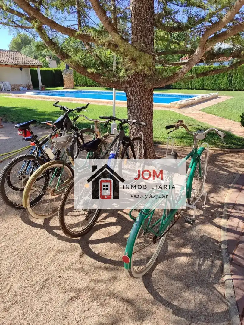 Vista exterior de Casa o xalet en venda en Albacete amb Aire condicionat, Calefacció i Jardí privat