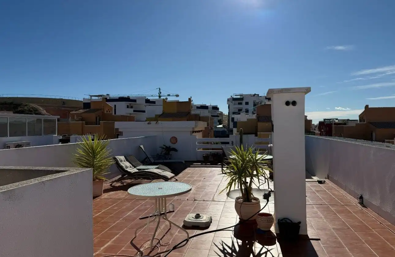 Ático con piscina en venta en Los Balcones - Los Altos