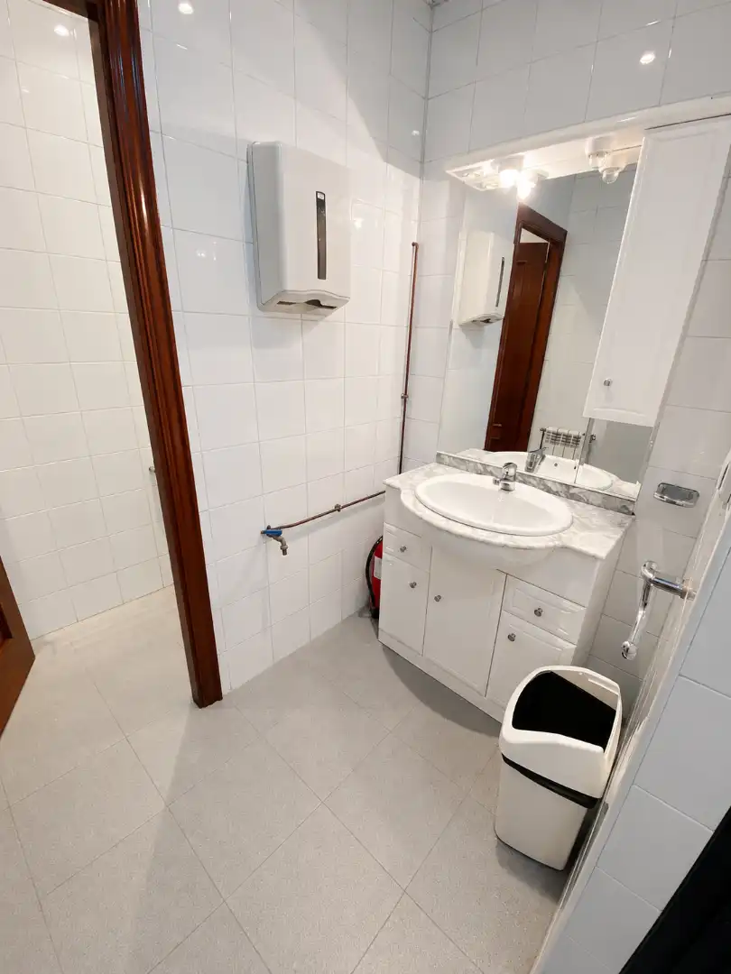 Badezimmer von Fabrikhallen zur Miete in Gijón  mit Heizung