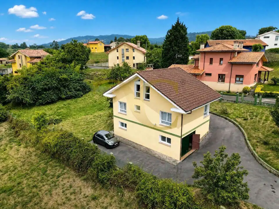 Vista exterior de Casa o xalet en venda en Villaviciosa amb Calefacció, Jardí privat i Terrassa