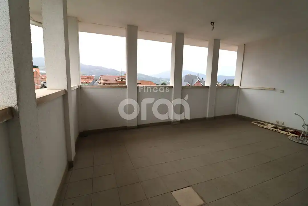 Terrasse von Einfamilien-Reihenhaus zum Verkauf in Abanto y Ciérvana-Abanto Zierbena mit Heizung, Privatgarten und Möbliert