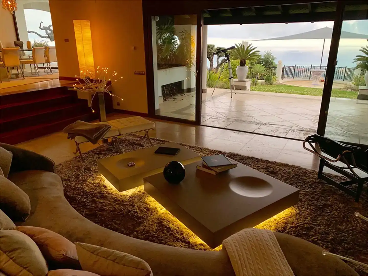 Sala d'estar de Casa o xalet en venda en Marbella amb Aire condicionat, Piscina i Balcó