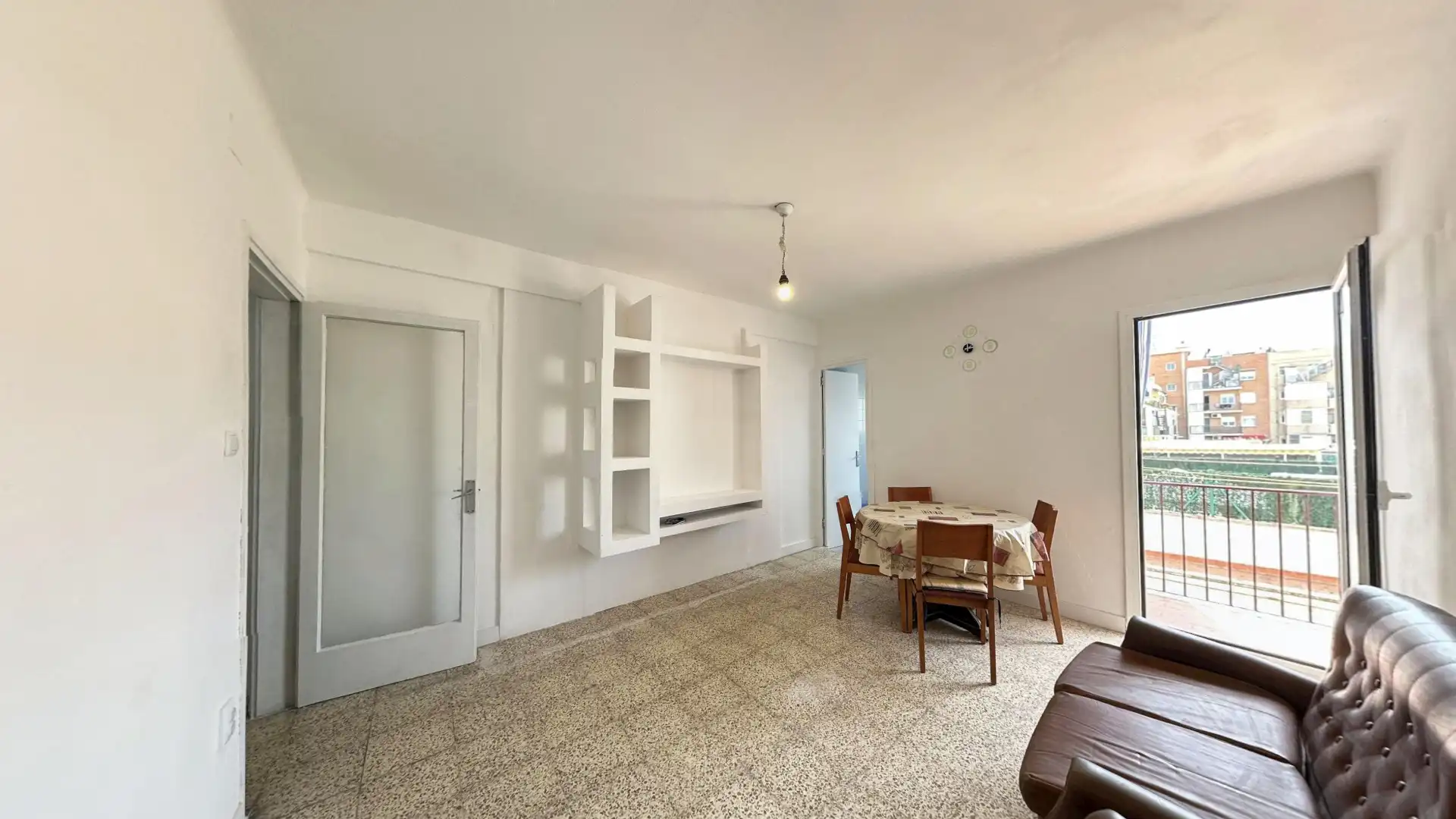 Sala de estar de Piso en venta en Cornellà de Llobregat con Amueblado, Horno y Balcón