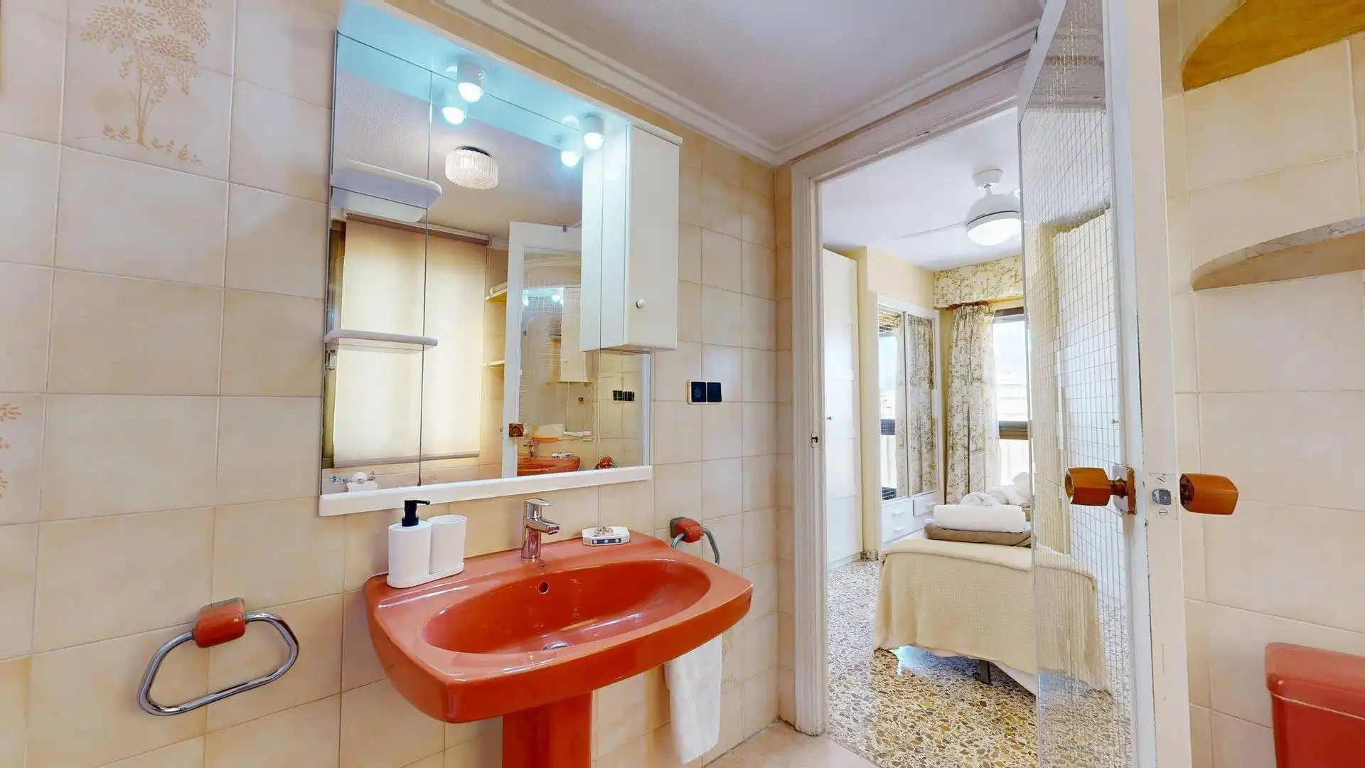 Bany de Apartament de lloguer en Elche / Elx amb Aire condicionat, Calefacció i Jardí privat