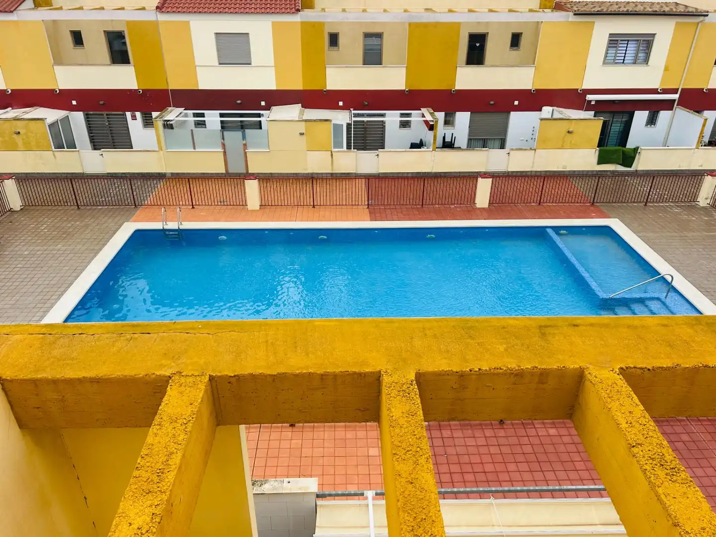 Piscina de Casa adosada en venda en Los Alcázares amb Aire condicionat, Terrassa i Moblat