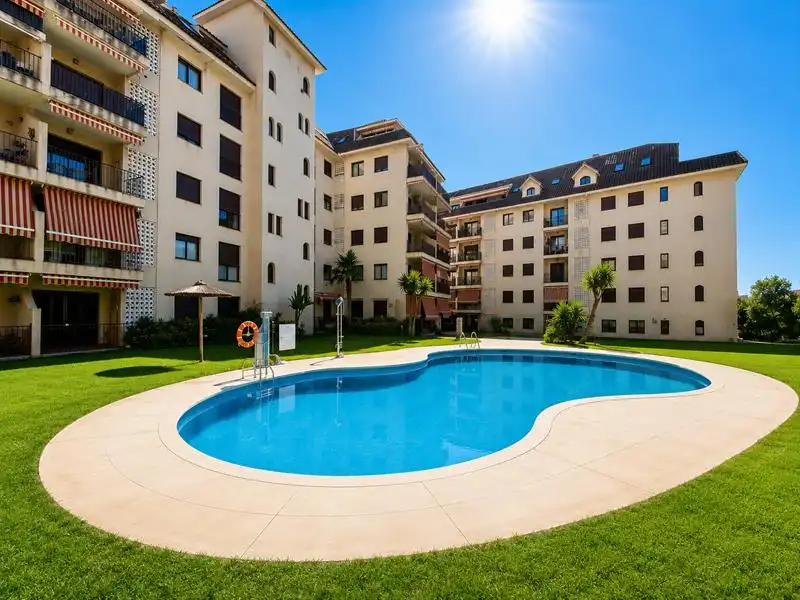 Pis amb piscina en venda a San Luis de Sabinillas