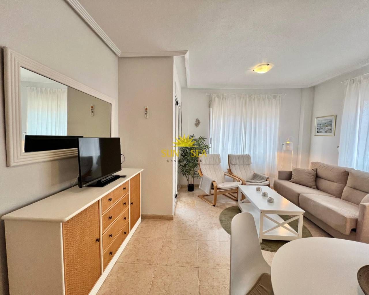 Sala d'estar de Pis de lloguer en Torrevieja amb Aire condicionat, Calefacció i Terrassa