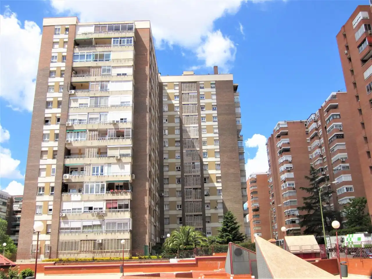 Vista exterior de Piso en venta en Madrid con Calefacción, Parquet y Terraza