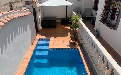 Piscina de Casa adosada en venda en Orihuela amb Aire condicionat, Jardí privat i Terrassa
