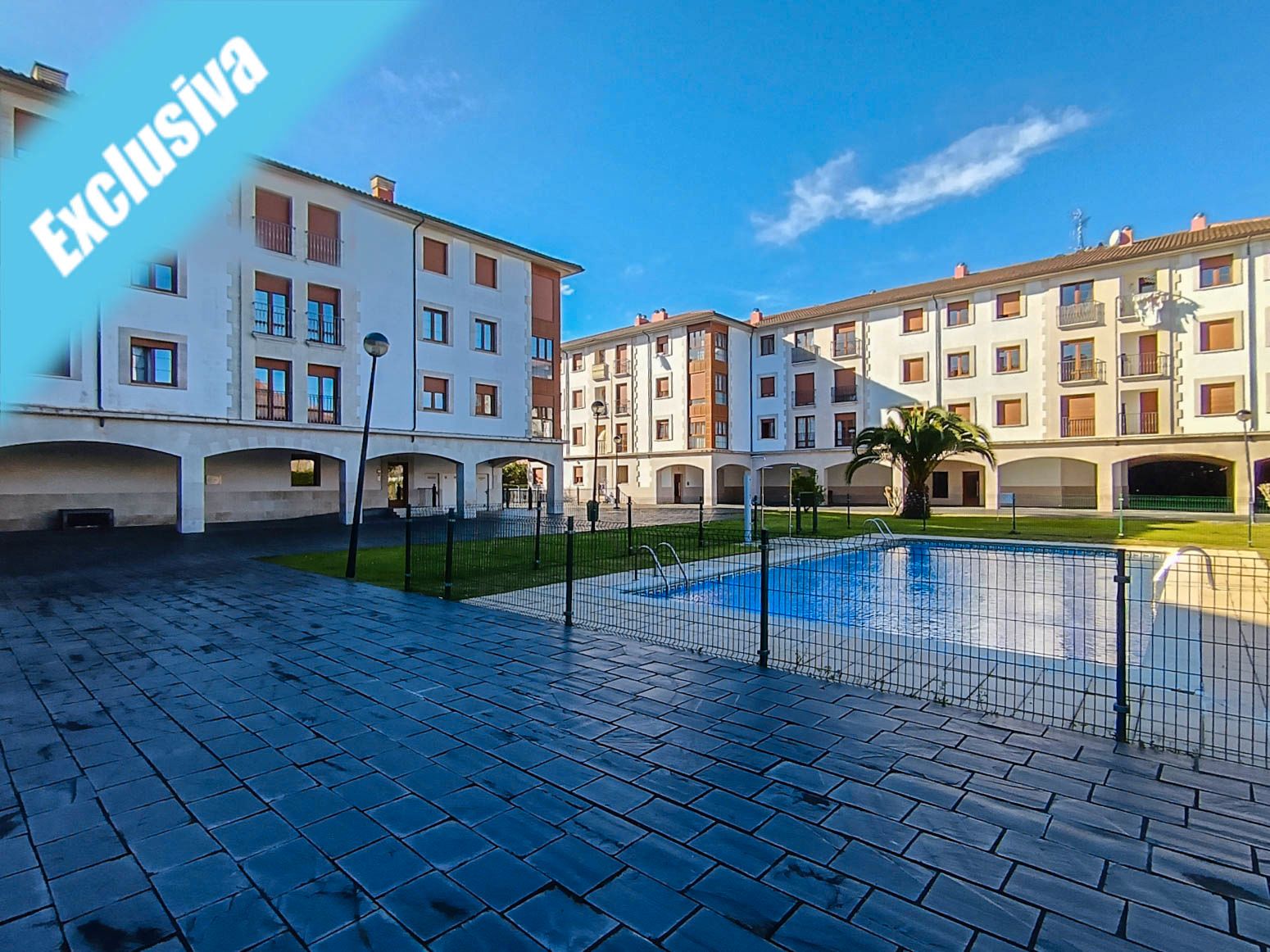 Vista exterior de Pis en venda en Bárcena de Cicero amb Calefacció, Balcó i Piscina comunitària