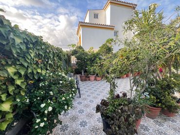 Semi-detached house with balcony for sale in Estepona Pueblo
