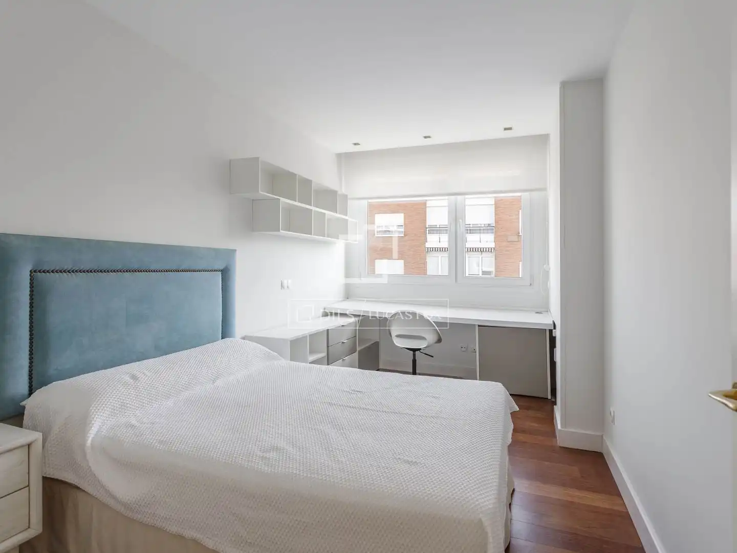 Schlafzimmer von Dachboden zur Miete in Madrid mit Klimaanlage, Heizung und Parkett