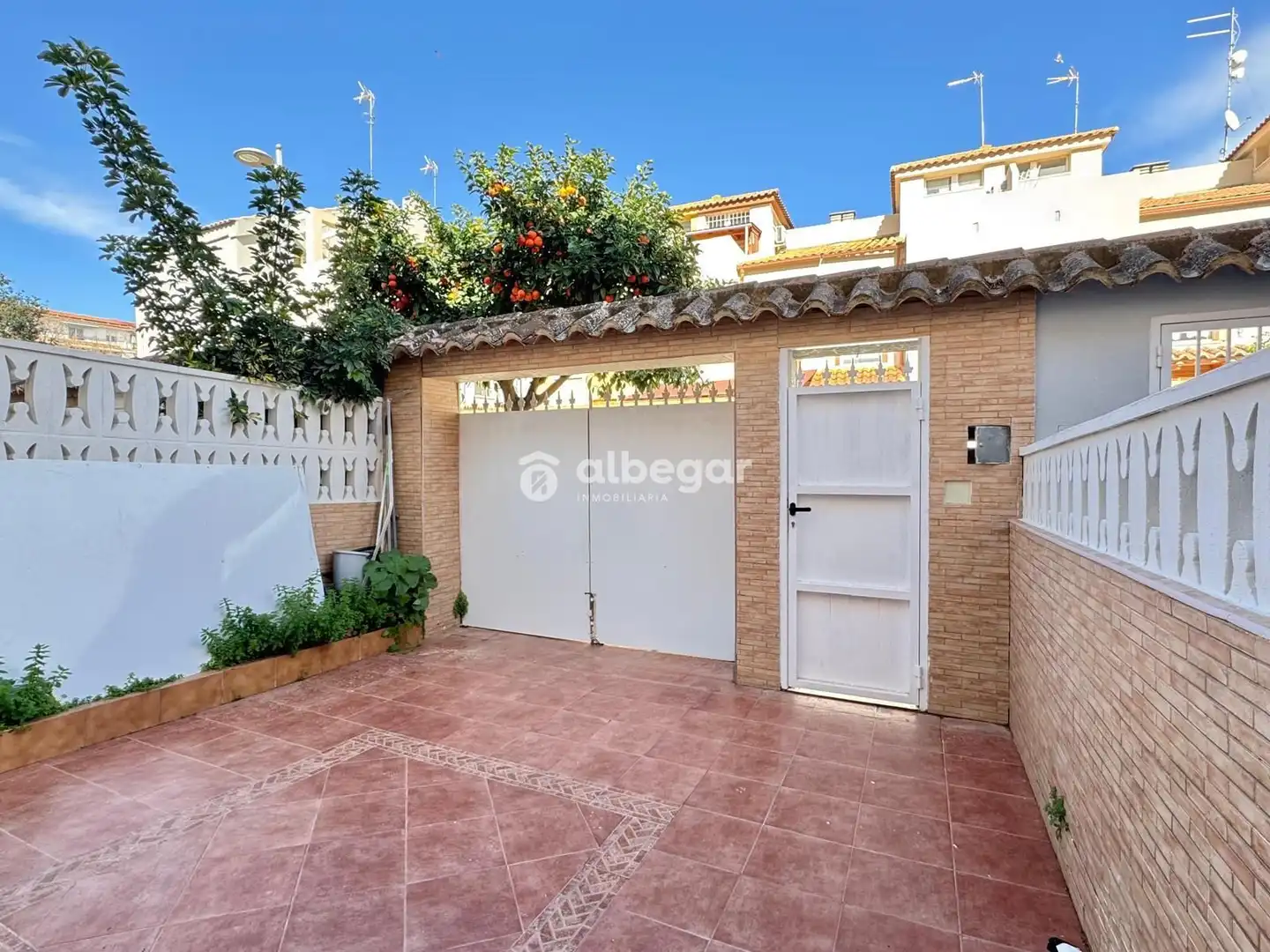 Vista exterior de Casa adosada en venda en Alfafar amb Aire condicionat, Jardí privat i Terrassa