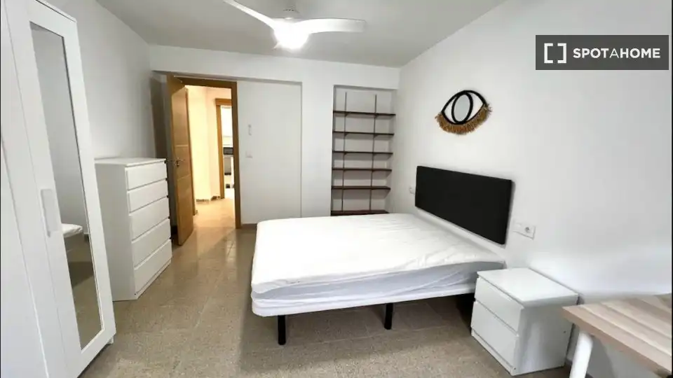 Habitación de Piso de alquiler en Valencia con Aire acondicionado, Calefacción y Amueblado