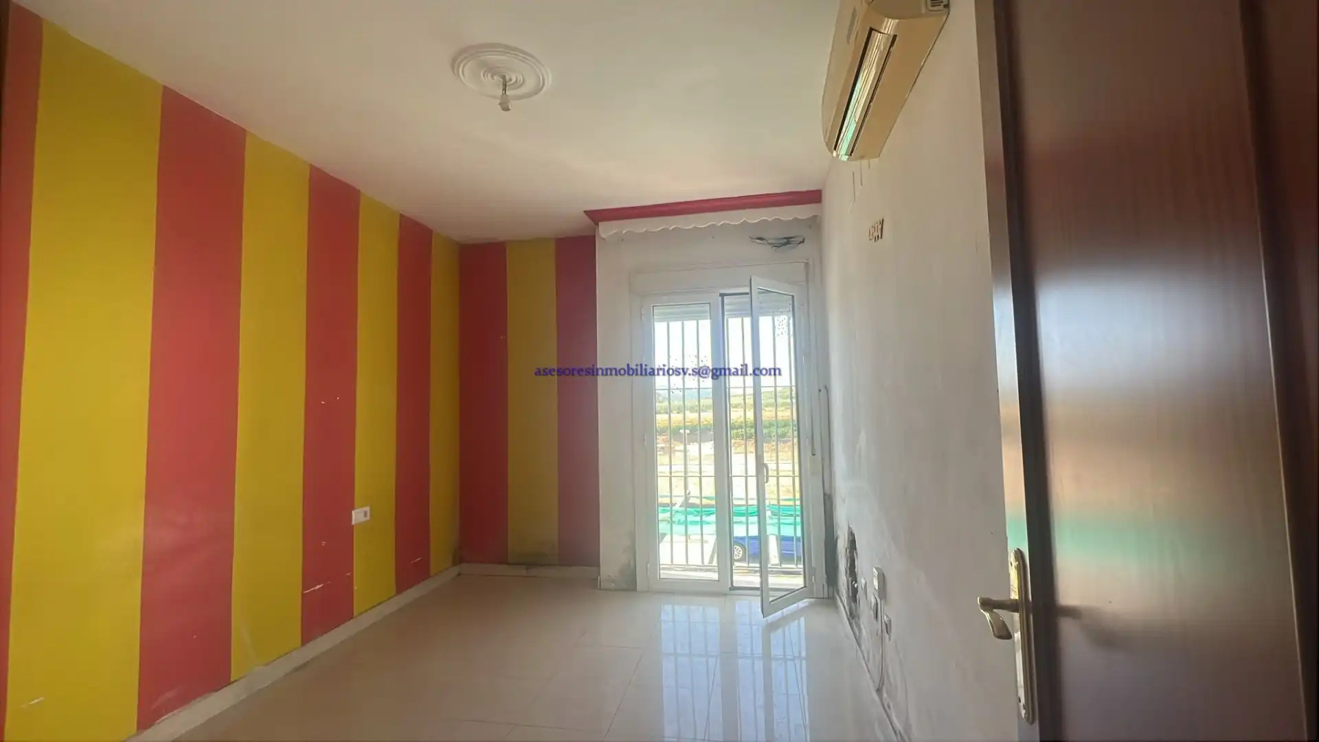 Schlafzimmer von Einfamilien-Reihenhaus zum Verkauf in Cantillana mit Balkon