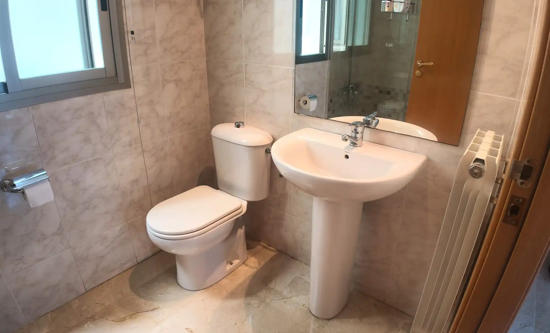 Baño de Piso en venta en Molins de Rei con Aire acondicionado, Calefacción y Piscina