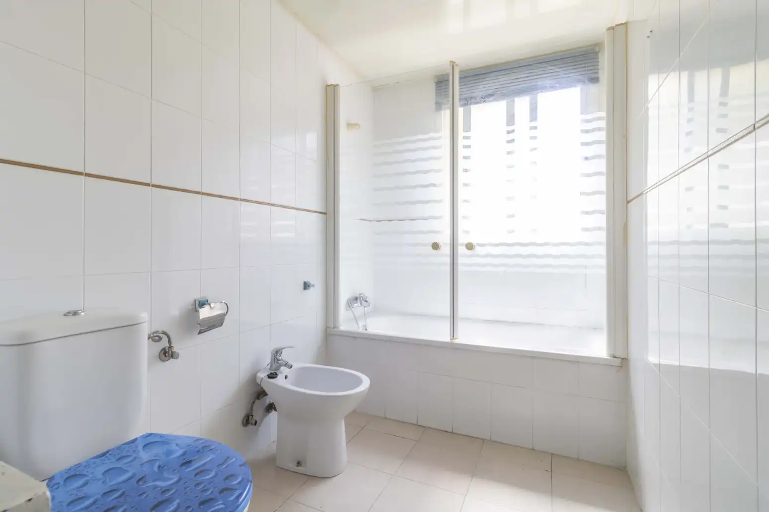Bathroom of Flat for sale in Sevilla  with Air Conditioner and Storage room