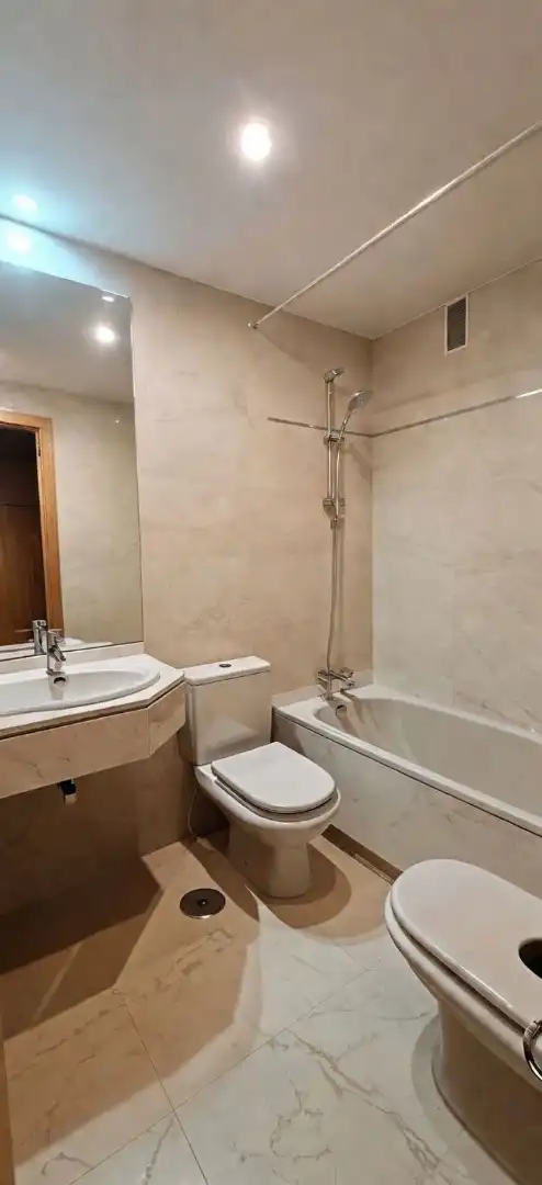 Baño de Piso en venta en Madrid con Calefacción, Terraza y Trastero