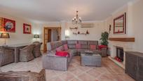 Sala d'estar de Casa adosada en venda en Mijas amb Aire condicionat, Calefacció i Jardí privat