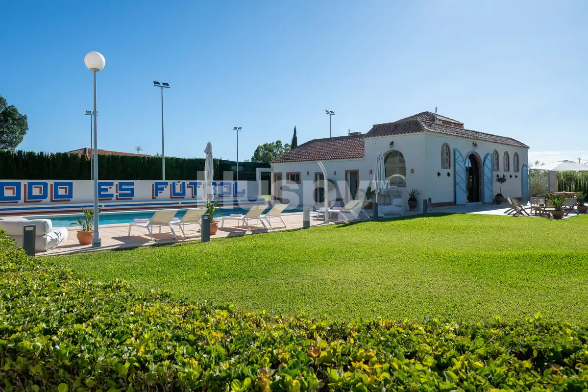 Vista exterior de Casa o xalet en venda en Elche / Elx amb Aire condicionat, Calefacció i Jardí privat