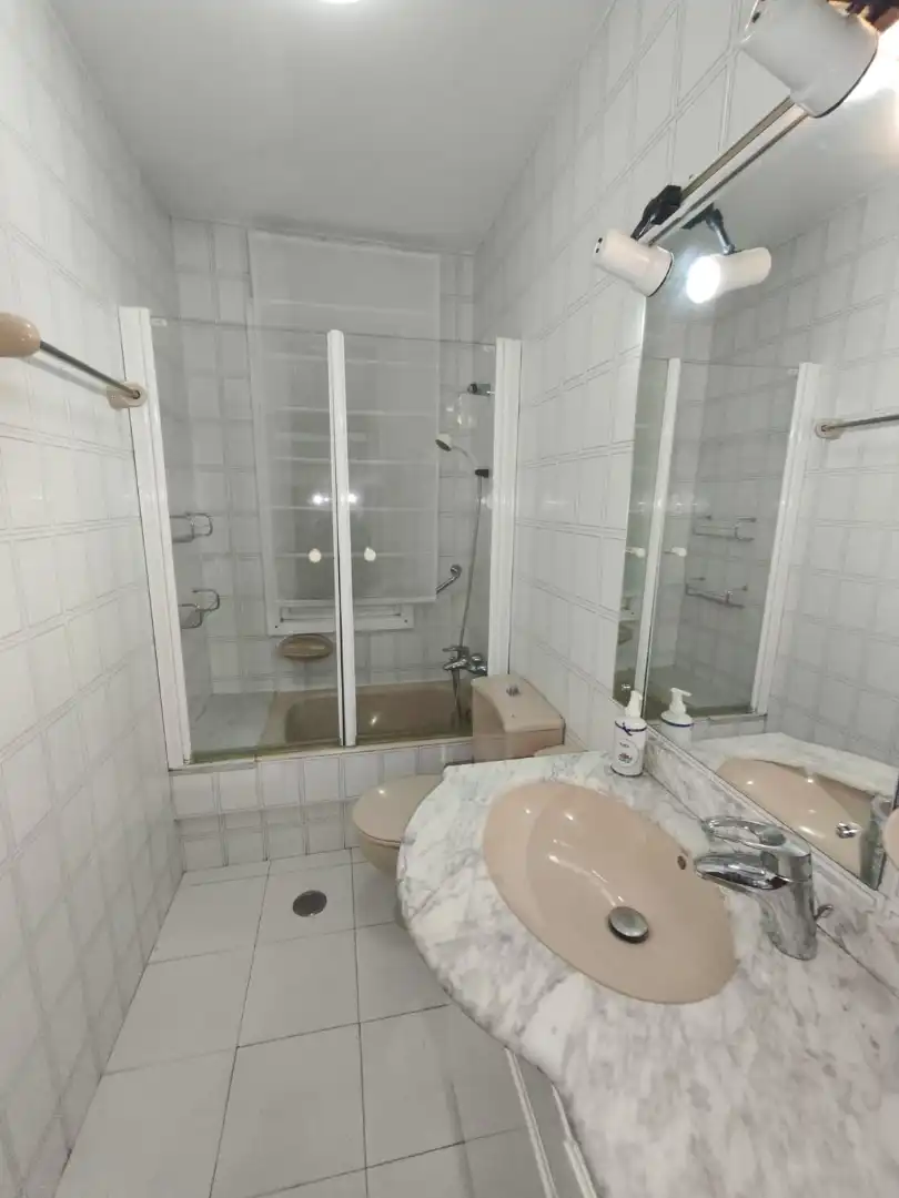 Badezimmer von Wohnung zum Verkauf in Ourense Capital  mit Heizung, Parkett und Ofen
