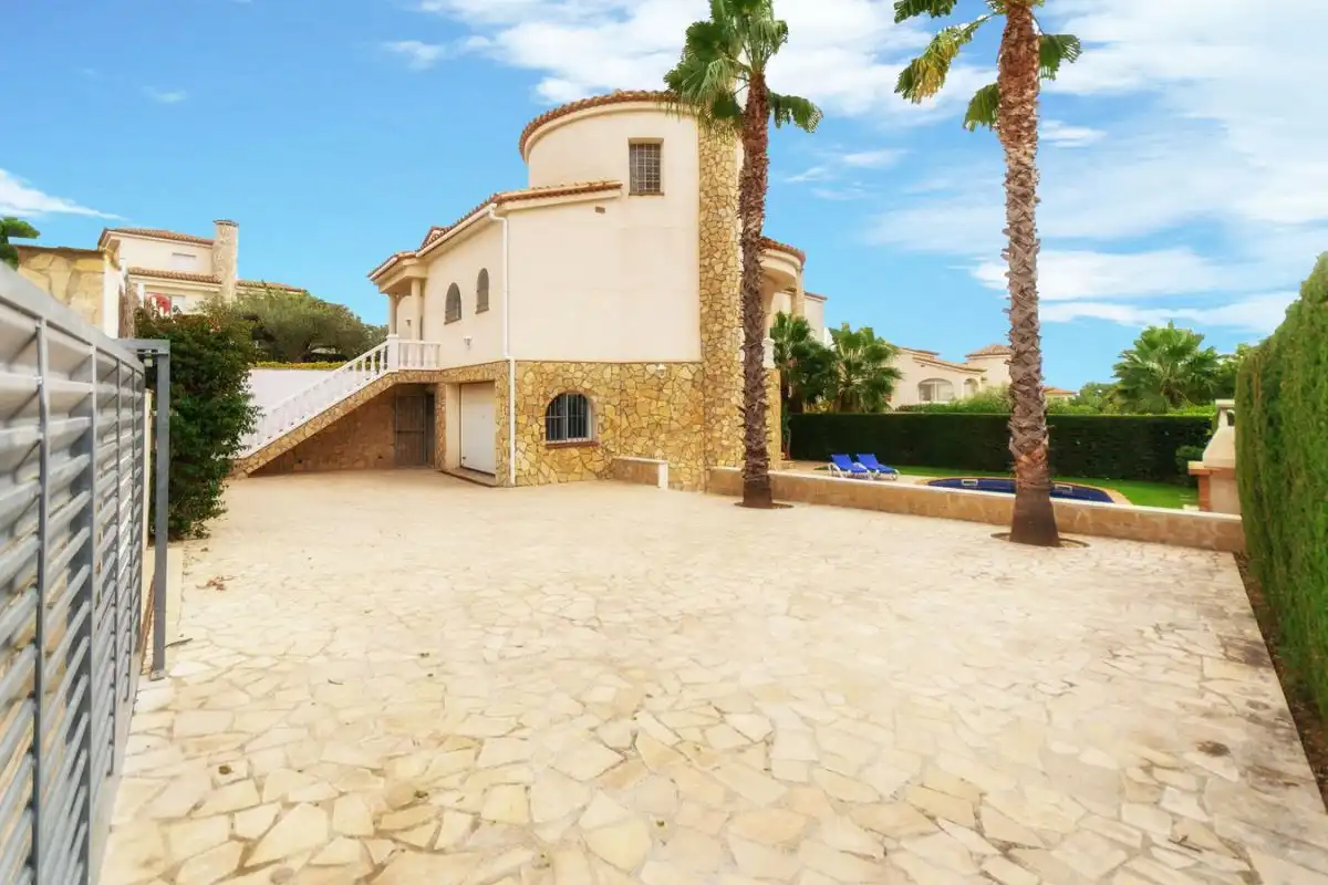 Vista exterior de Casa o xalet en venda en El Perelló amb Aire condicionat, Calefacció i Jardí privat