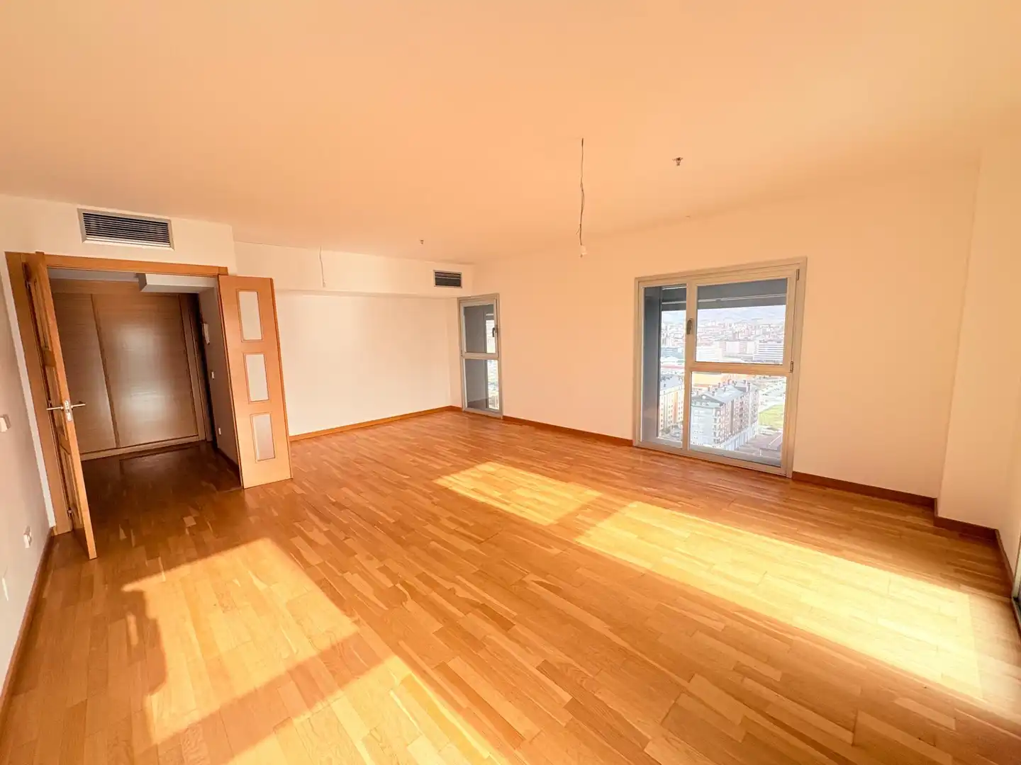 Sala de estar de Piso en venta en Ponferrada con Aire acondicionado, Trastero y Alarma