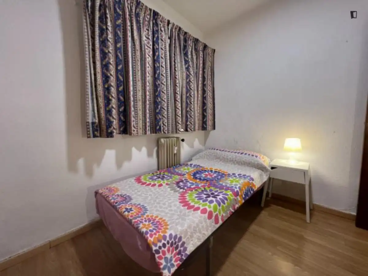 Habitación de Apartamento para compartir en Granada con Aire acondicionado, Calefacción y Amueblado