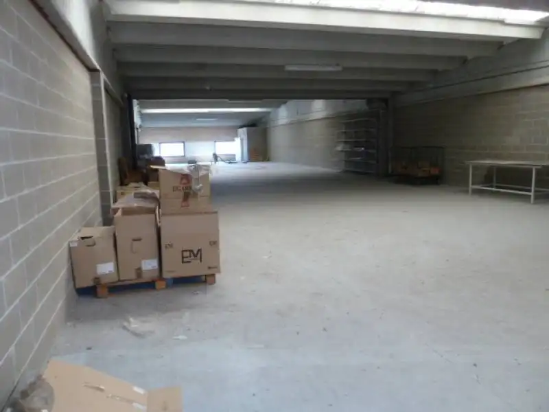 Parkplatz von Fabrikhallen zur Miete in Igualada