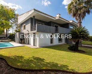 Vista exterior de Finca rústica en venda en Camas amb Aire condicionat, Calefacció i Jardí privat