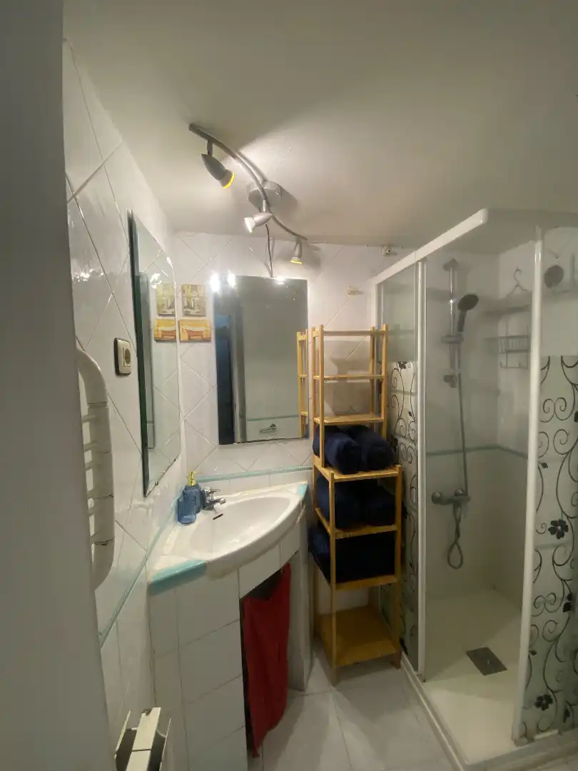Badezimmer von Dachboden zur Miete in Madrid mit Klimaanlage, Heizung und Möbliert