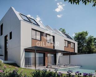 Exterior view of Single-family semi-detached for sale in Pozuelo de Alarcón  with Swimming Pool