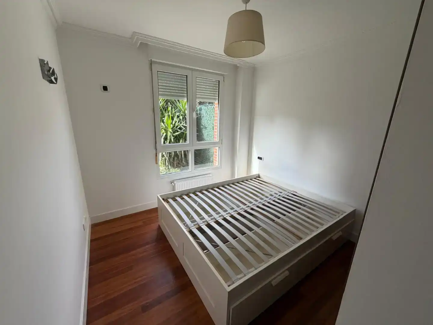 Schlafzimmer von Erdgeschoss zur Miete in Castro-Urdiales mit Privatgarten, Parkett und Schwimmbad