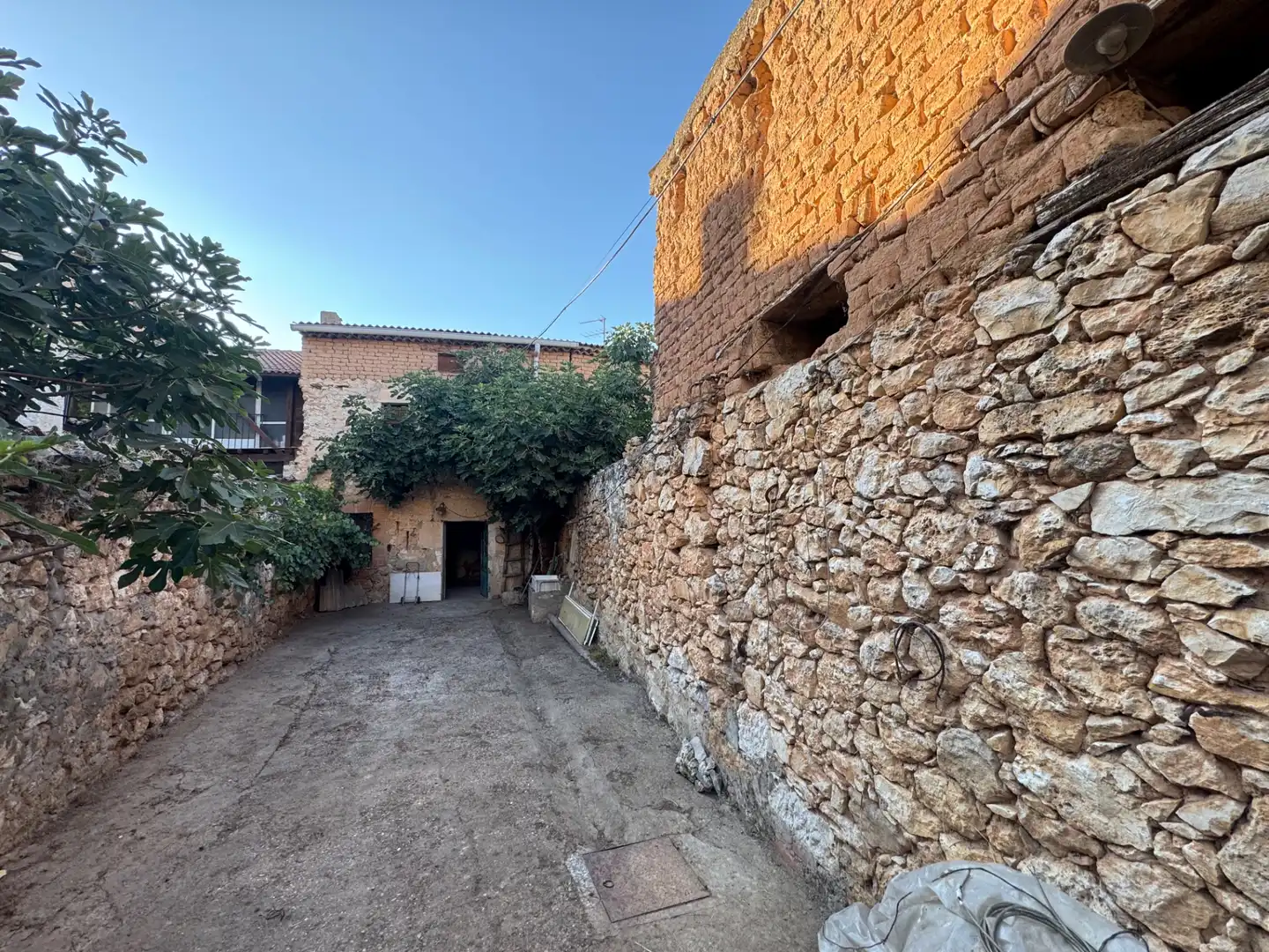 Exterior view of Country homes for sale in Adrada de Haza  with Private garden, Parquet flooring and Storage room