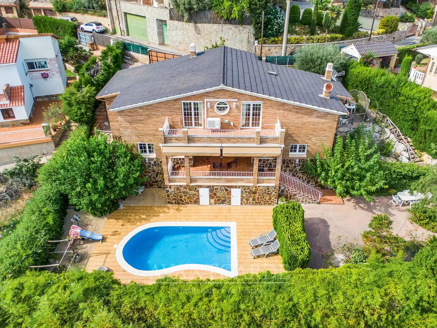 Vista exterior de Casa o xalet en venda en Pallejà amb Aire condicionat, Calefacció i Jardí privat
