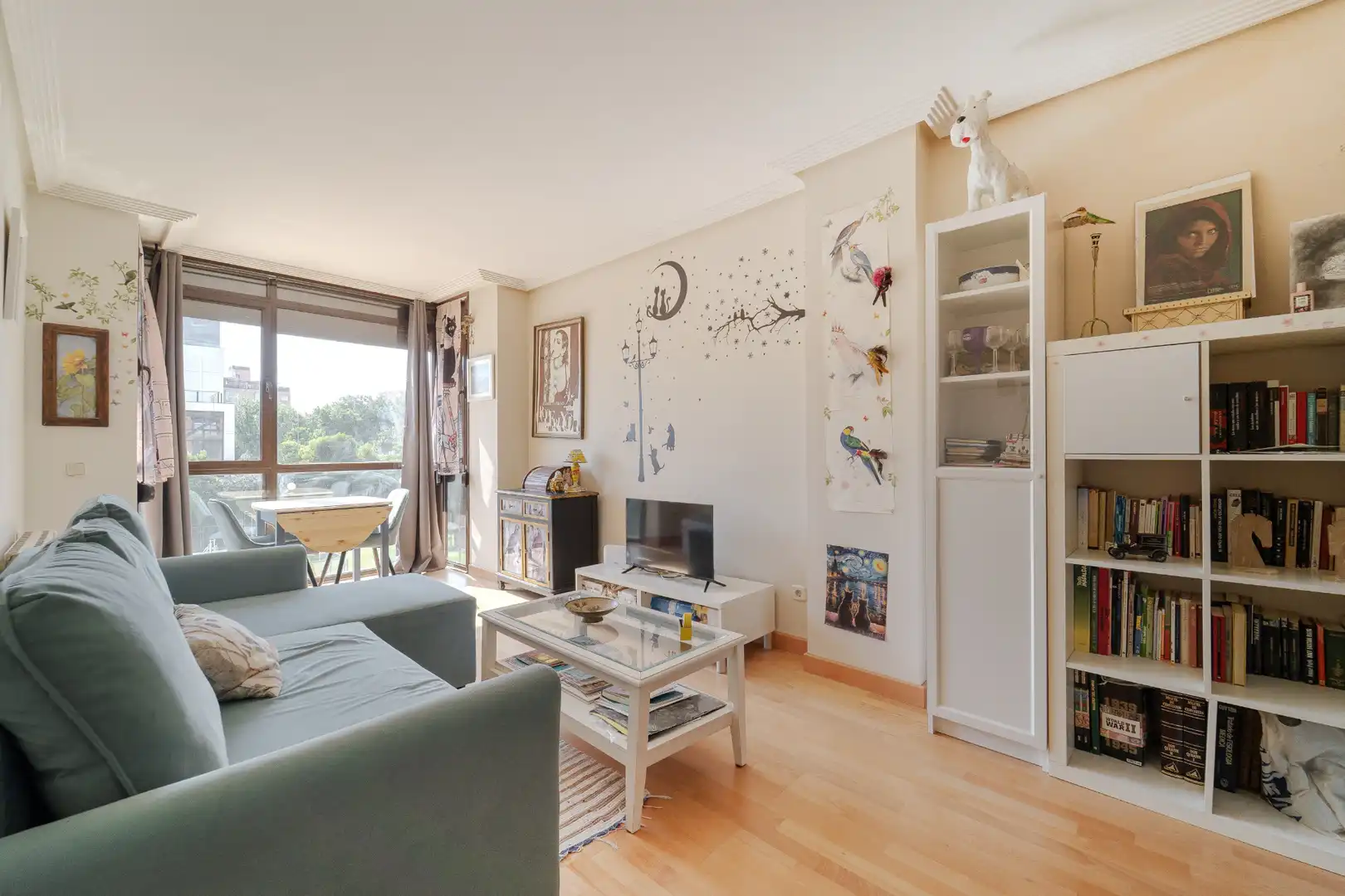 Living room of Flat for sale in Madrid  with Air Conditioner, Heating and Storage room