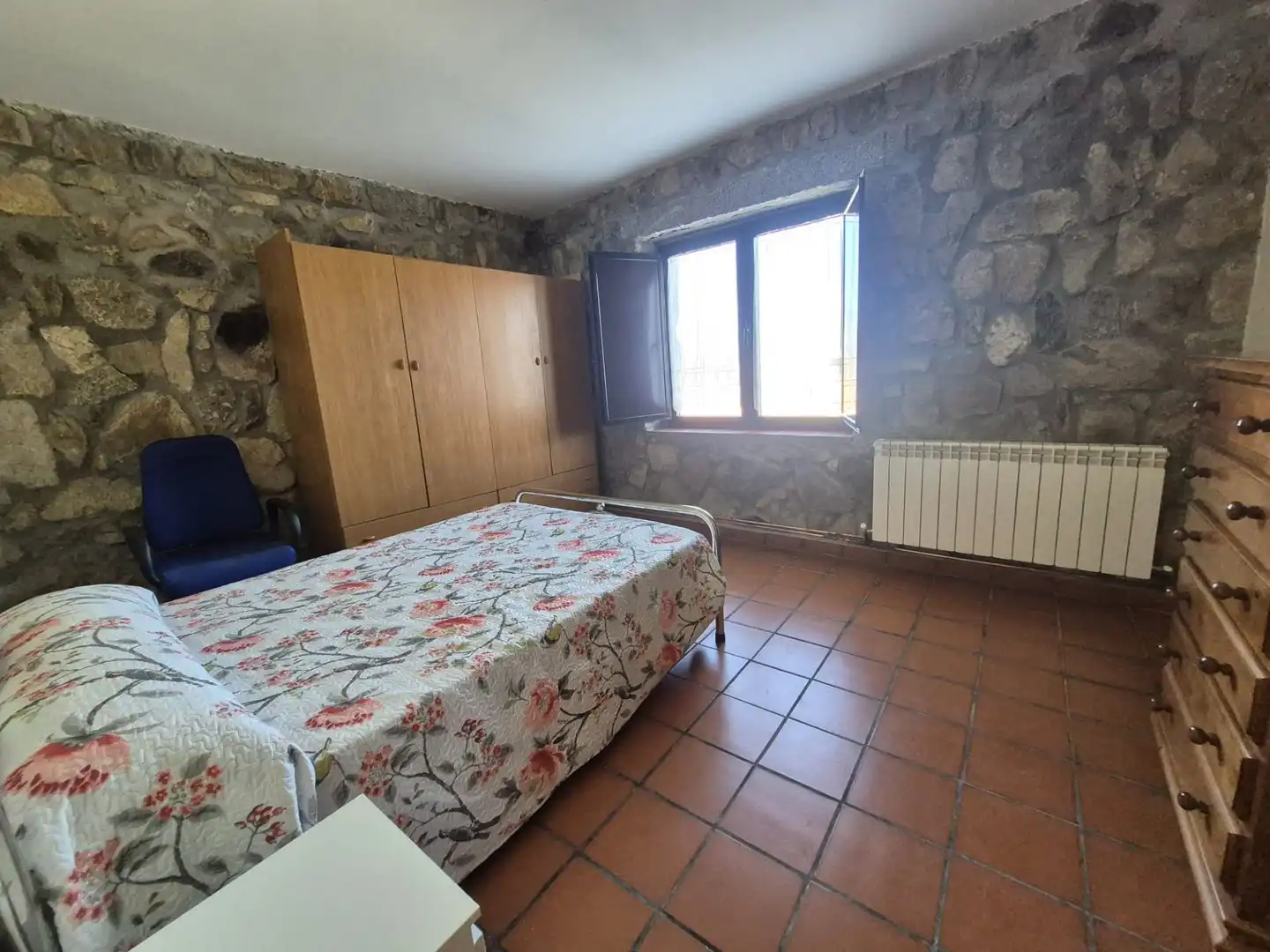 Dormitori de Casa o xalet de lloguer en Gemuño amb Calefacció, Jardí privat i Terrassa