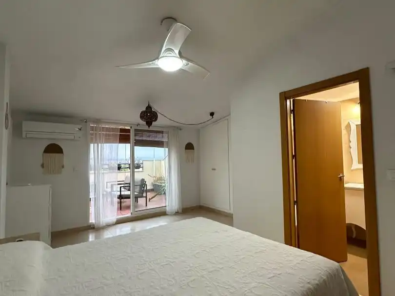 Schlafzimmer von Dachboden zur Miete in Murcia mit Klimaanlage, Terrasse und Möbliert