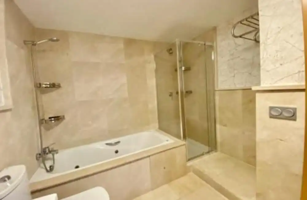 Badezimmer von Wohnungen zur Miete in Benahavís mit Klimaanlage, Terrasse und Schwimmbad