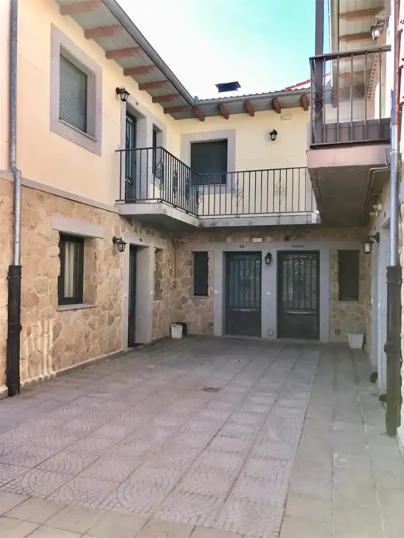 Vista exterior de Apartament en venda en Vallejera de Riofrío amb Jardí privat, Piscina i Moblat