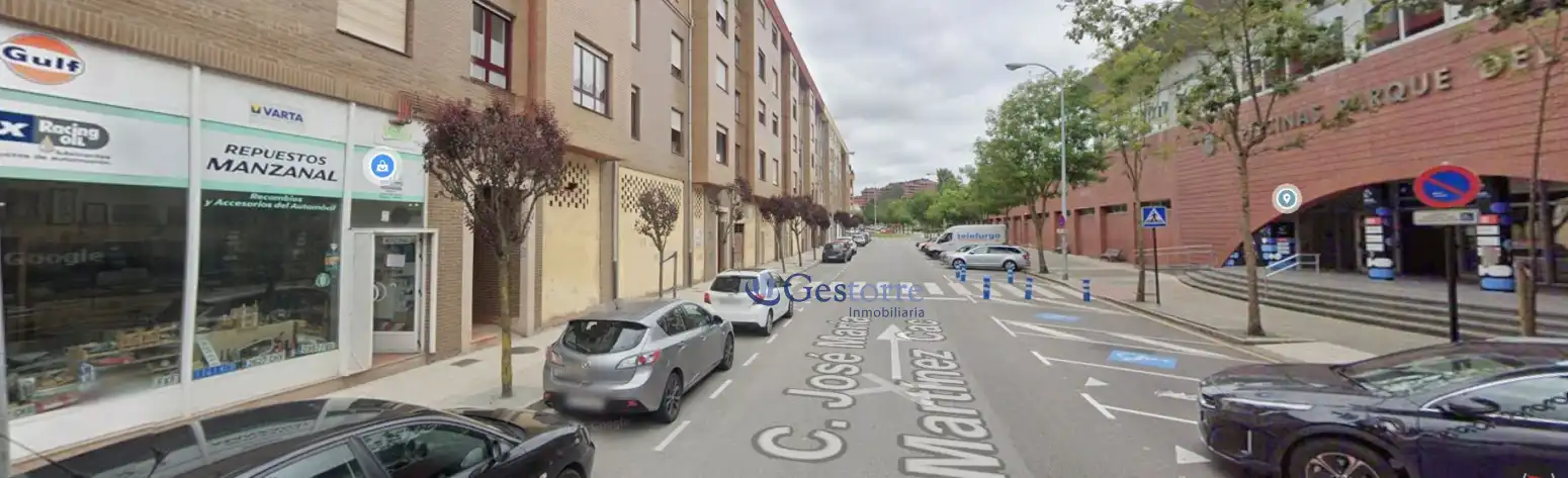 Vista exterior de Local en venta en Oviedo 