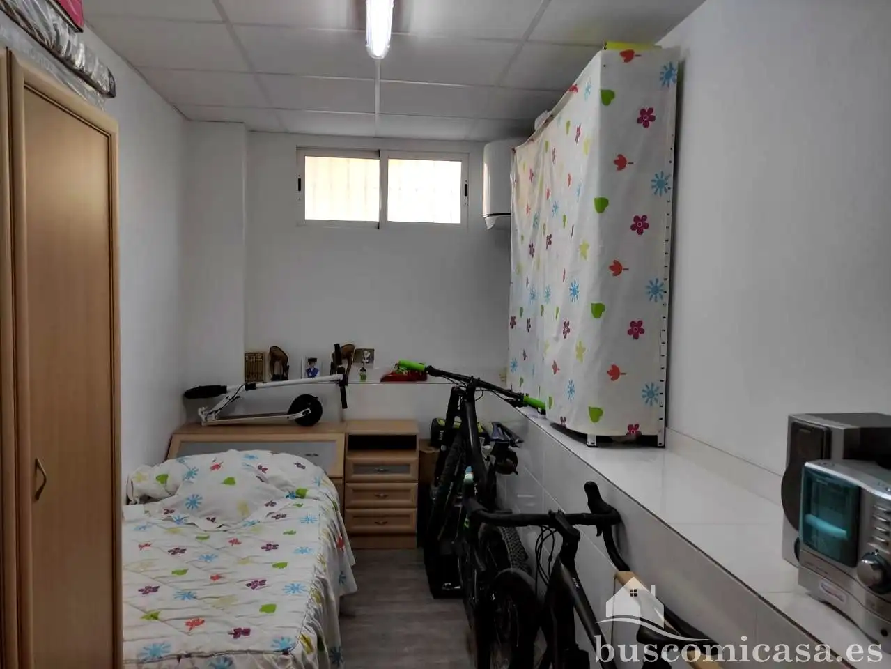 Habitación de Local en venta en Linares