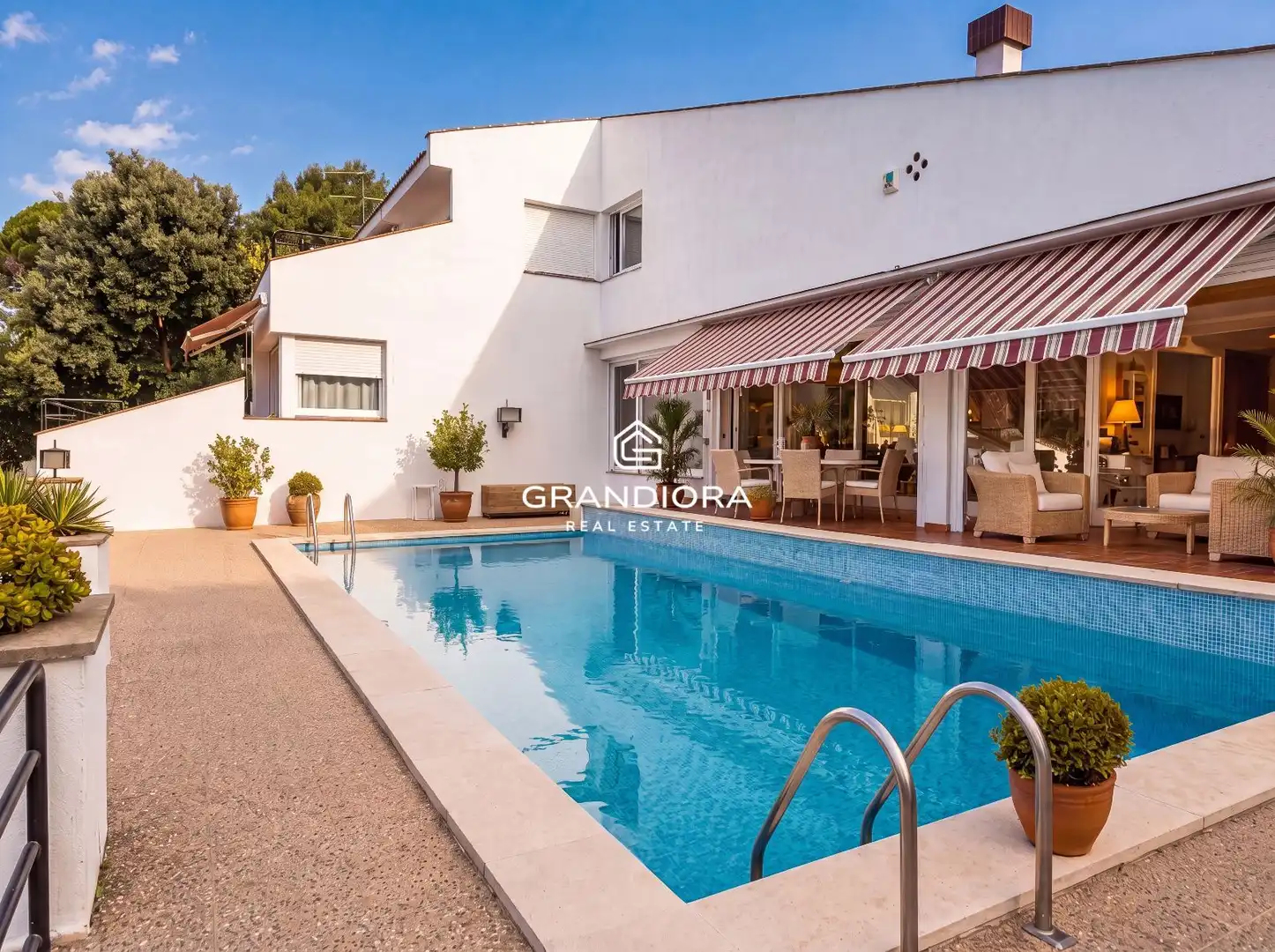 Vista exterior de Casa o xalet en venda en Mataró amb Terrassa i Piscina