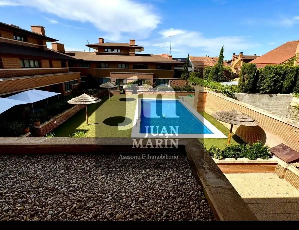 Casa bifamiliare con piscina in affitto a Alto de los Molinos