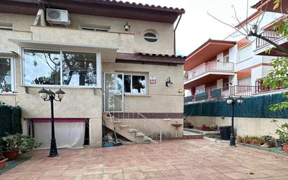 Vista exterior de Casa adosada en venda en Calafell amb Aire condicionat, Calefacció i Jardí privat