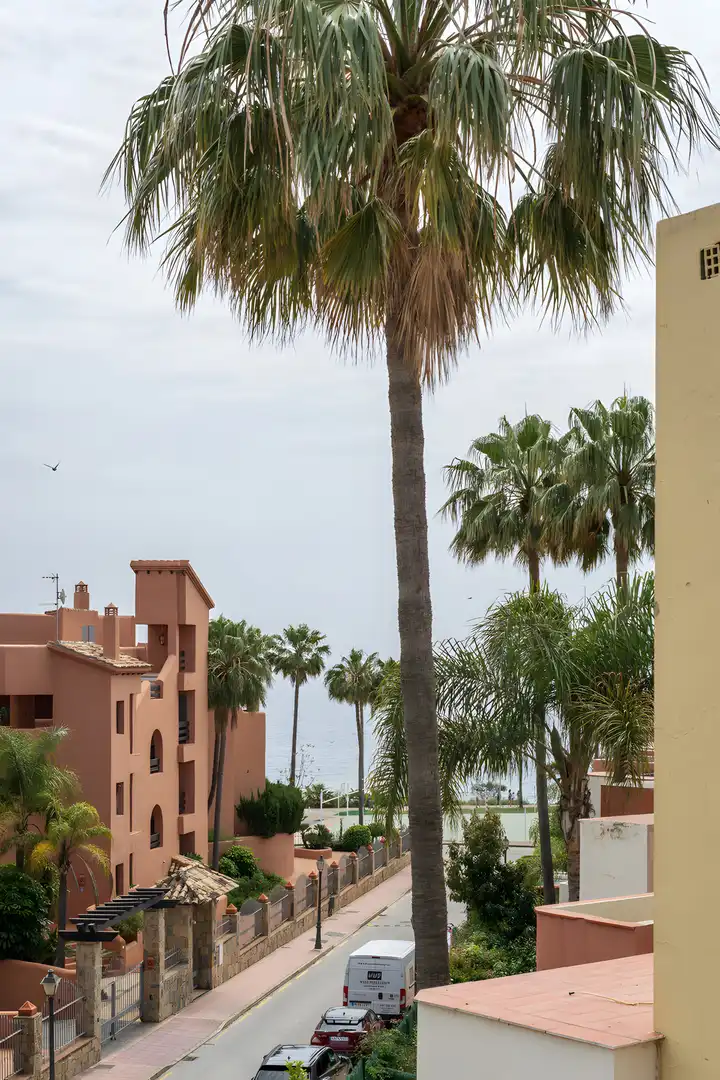 Außenansicht von Einfamilien-Reihenhaus zum Verkauf in Estepona mit Klimaanlage, Privatgarten und Terrasse